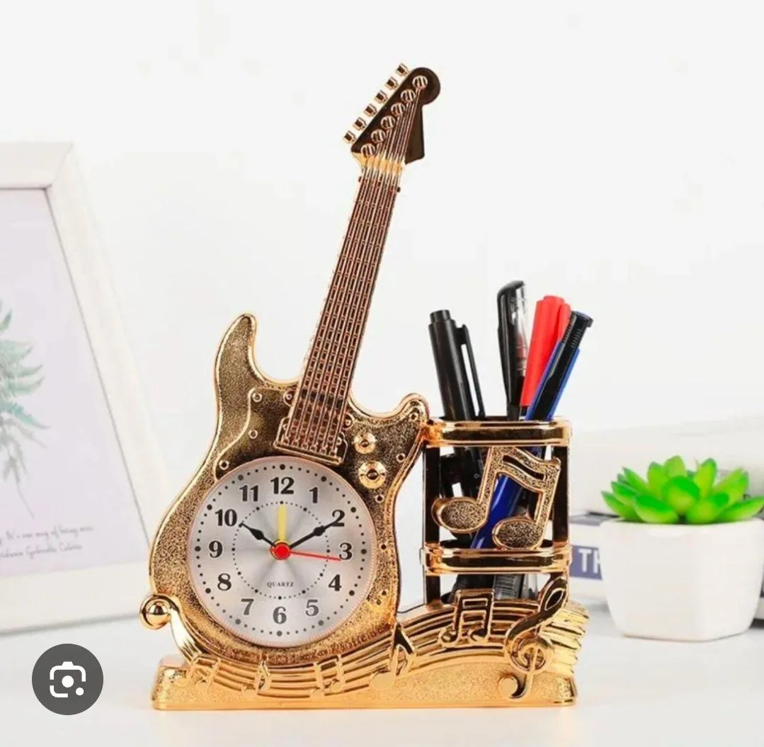 ساعة ديكور فاخرة بتصميم جيتار ذهبي أنيق